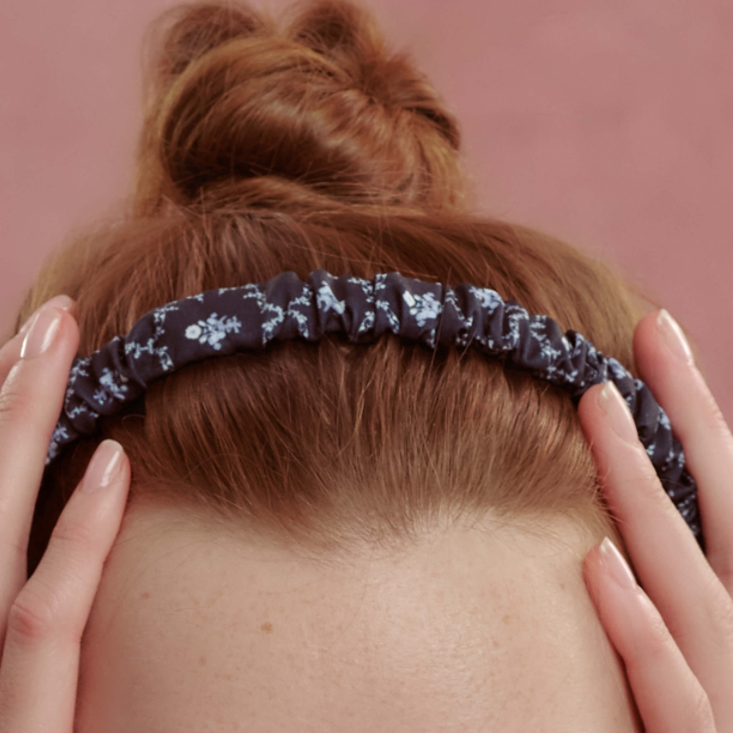 Wet Brush × Hill House Satin Scrunchie Headband - Navy Trellis - Image 3